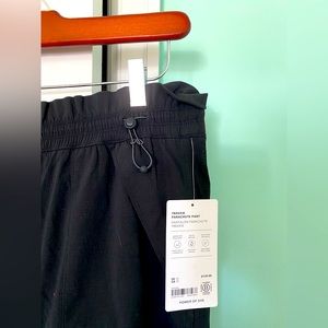 NWT Athleta Trekkie Parachute Pant in black, size 10